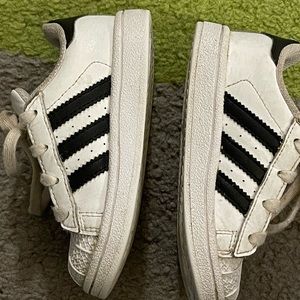 TODDLER ADDIAS SHELL TOE SHOE